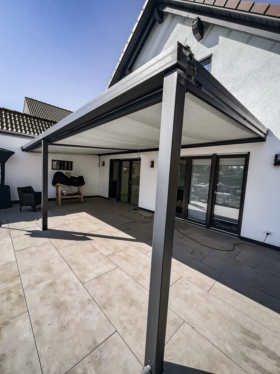 Terrassenüberdachung aus Stahl mit Sonnensegel