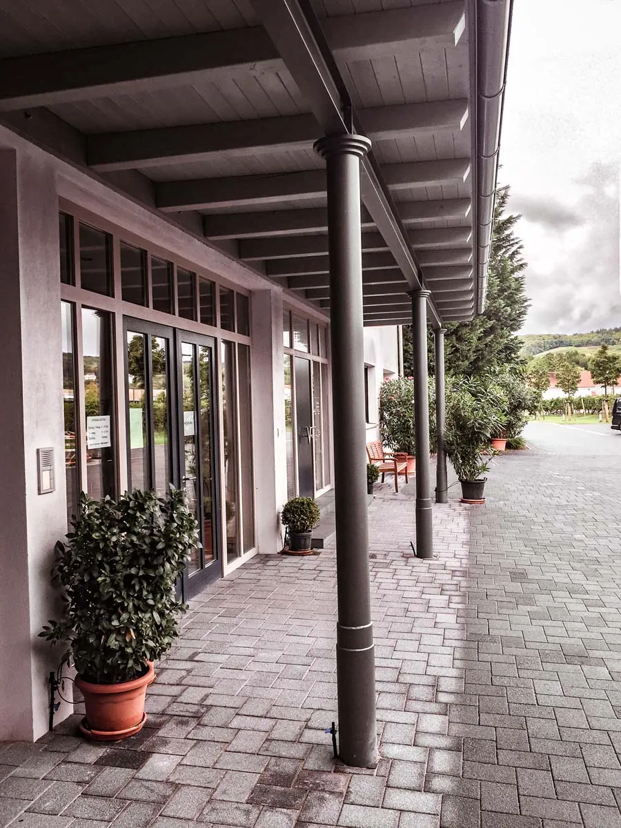 Eingangsvordach mit Stahlsäulen für Gewerbebetrieb