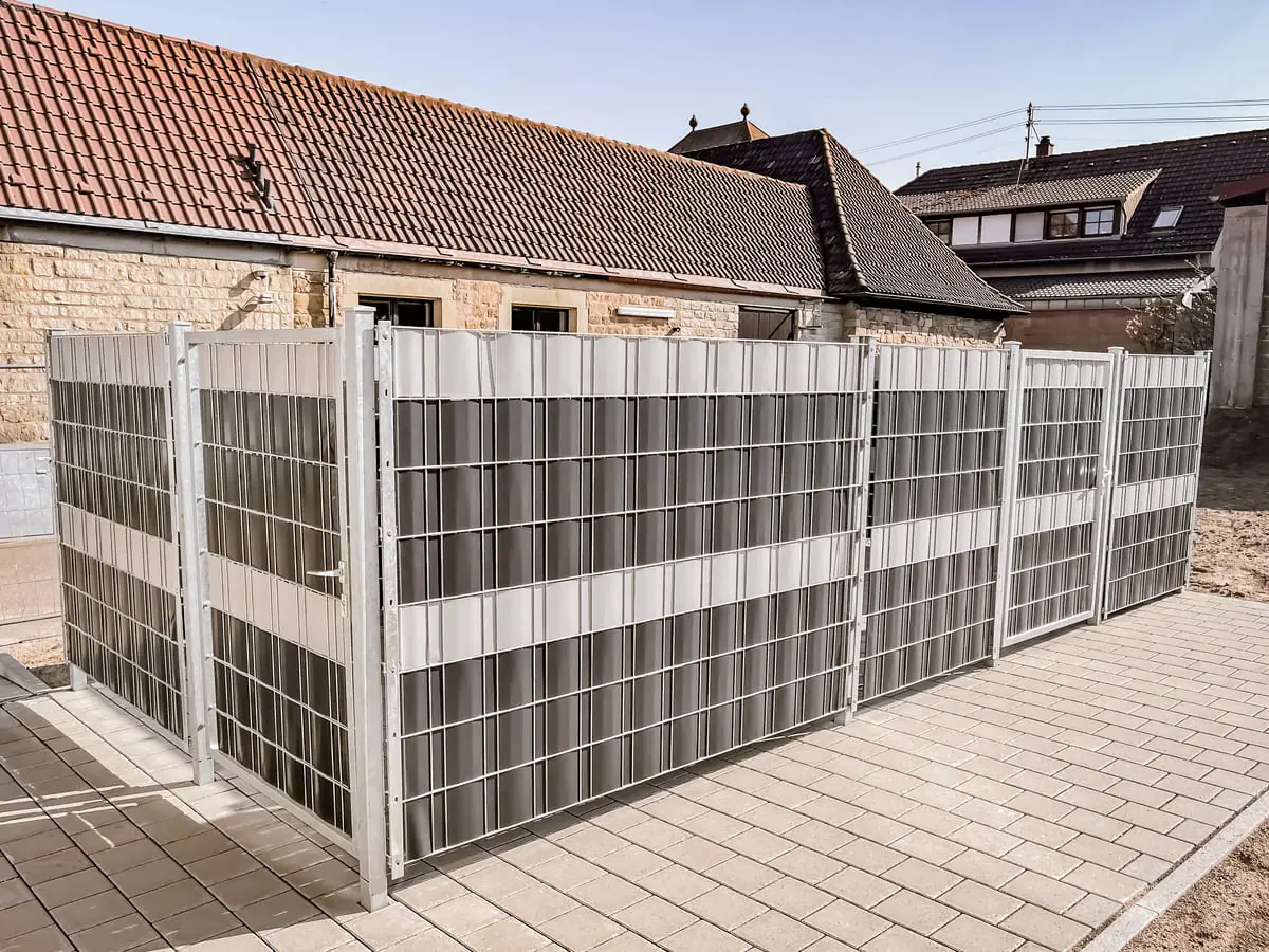 Einhausung mit Stahlzaun und Gitterrost, verzinkt