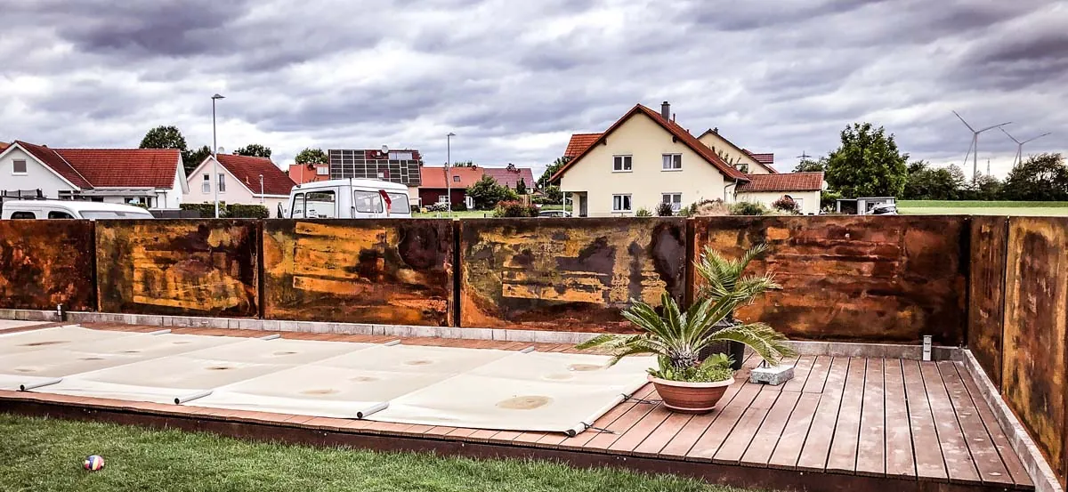 Sichtschutz aus Cortenstahl an Pool und Terrasse