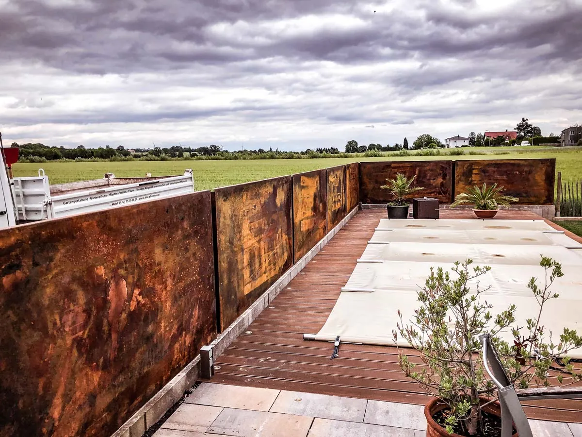 Sichtschutz aus Cortenstahl an Pool und Terrasse