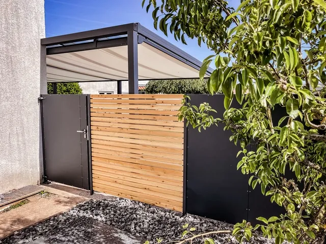 Sichtschutz aus Stahl mit Holzlatten und Überdachung