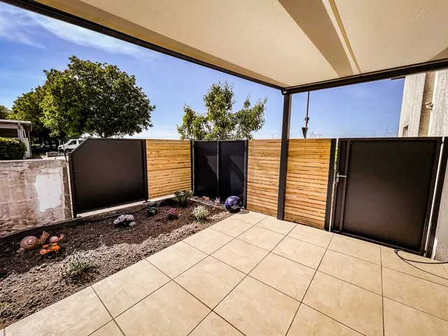 Sichtschutz aus Stahl mit Holzlatten an der Terrasse