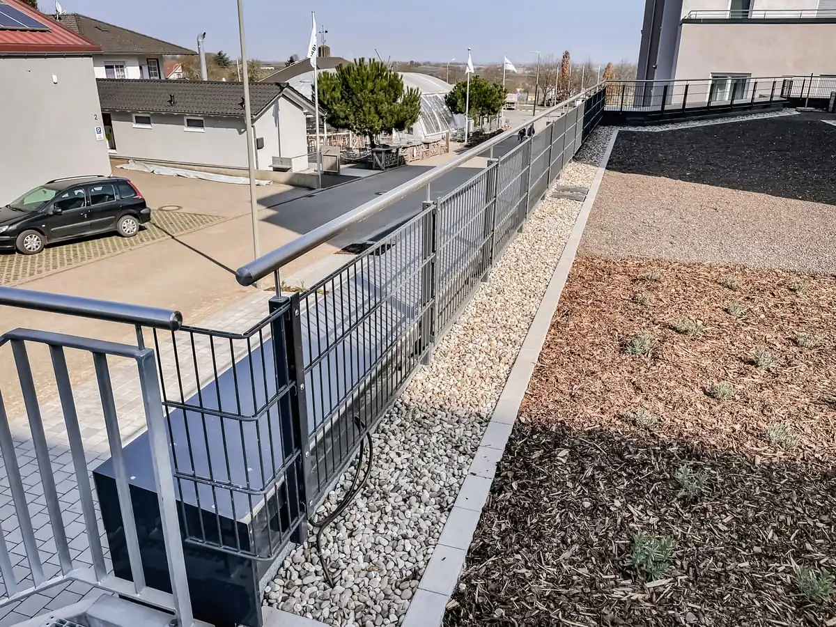 Stabzaun mit Handlauf für Gewerbebetrieb, pulverbeschichtet