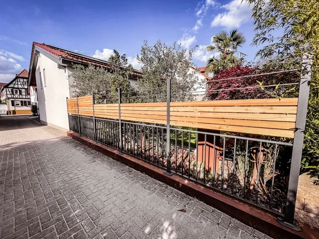 Stabzaun mit Holz-Sichtschutz und Rhombuslatten in Offenbach, Gesamtansicht