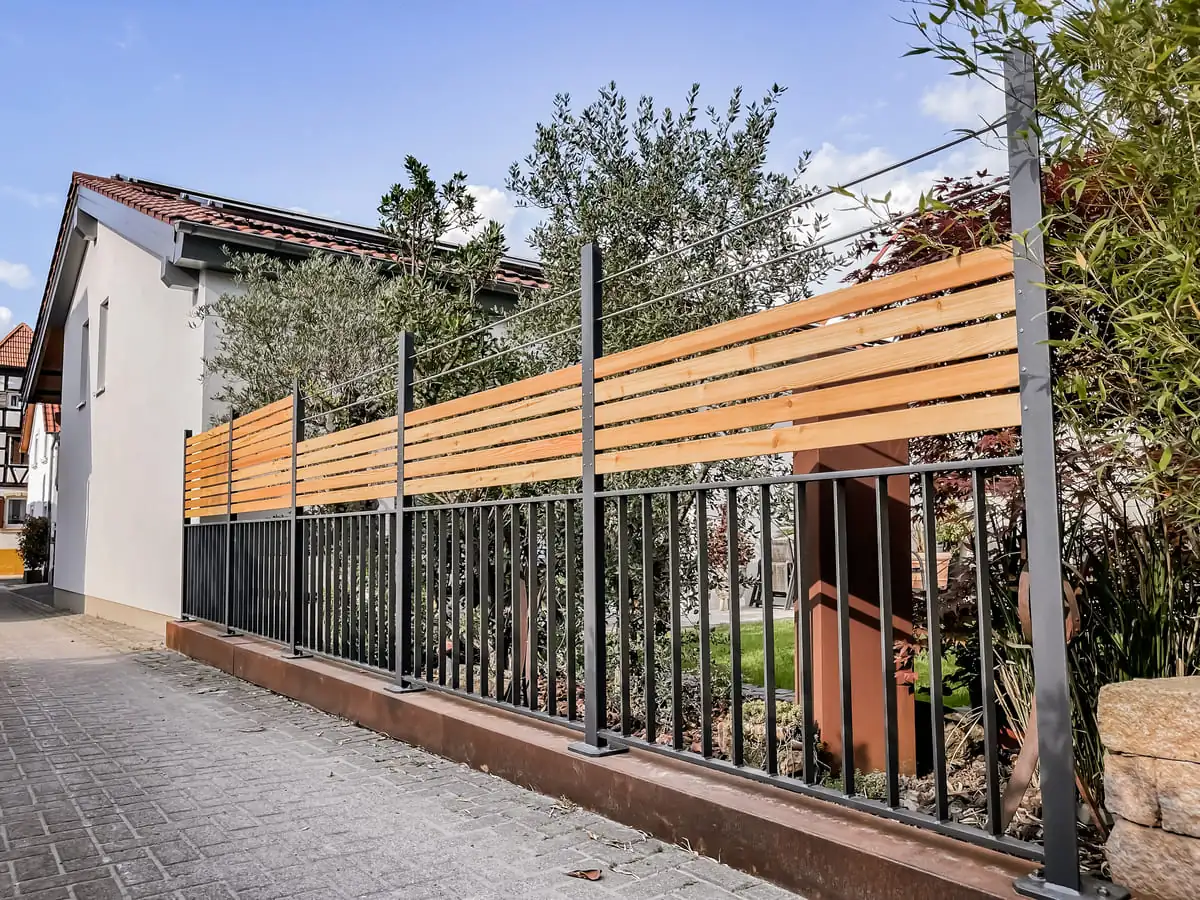 Stabzaun mit Holz-Sichtschutz und Rhombuslatten in Offenbach