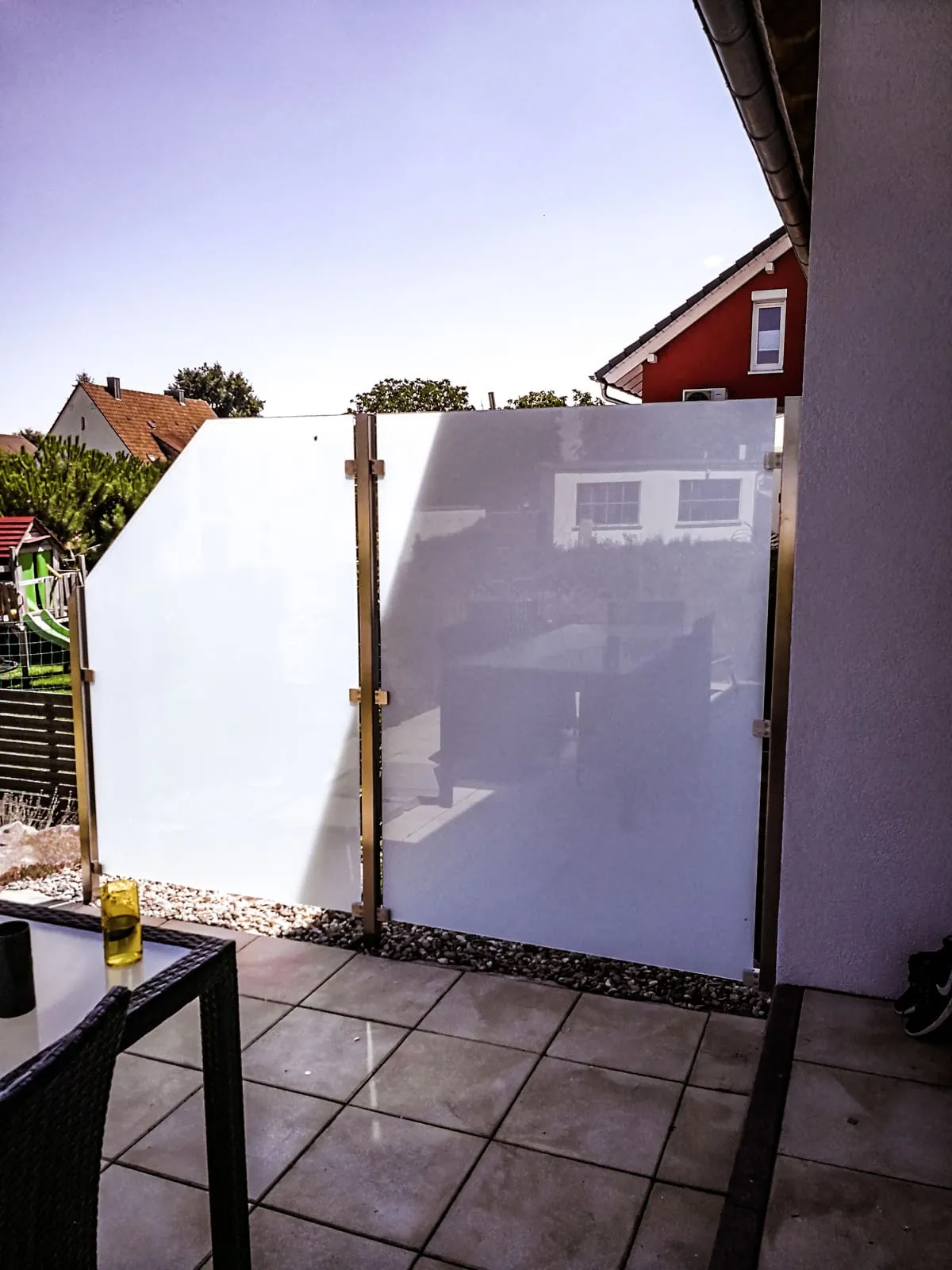 Windschutz aus Glas mit Edelstahlpfosten an der Terrasse
