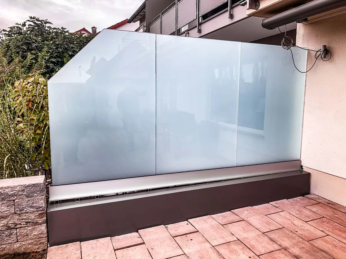 Windschutz aus satiniertem Glas mit Aluminium an der Terrasse